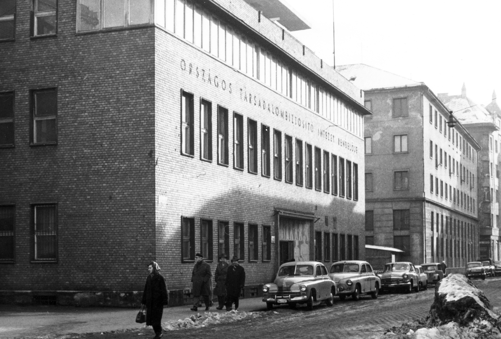 Magyarország, Budapest XIII., Visegrádi utca 47/c-d., szakrendelő., 1963, Angyalföldi Helytörténeti Gyűjtemény, lengyel gyártmány, automobil, GAZ M21 Volga, FSO-márka, rendelő, Budapest, FSO Warszawa, Fortepan #39655