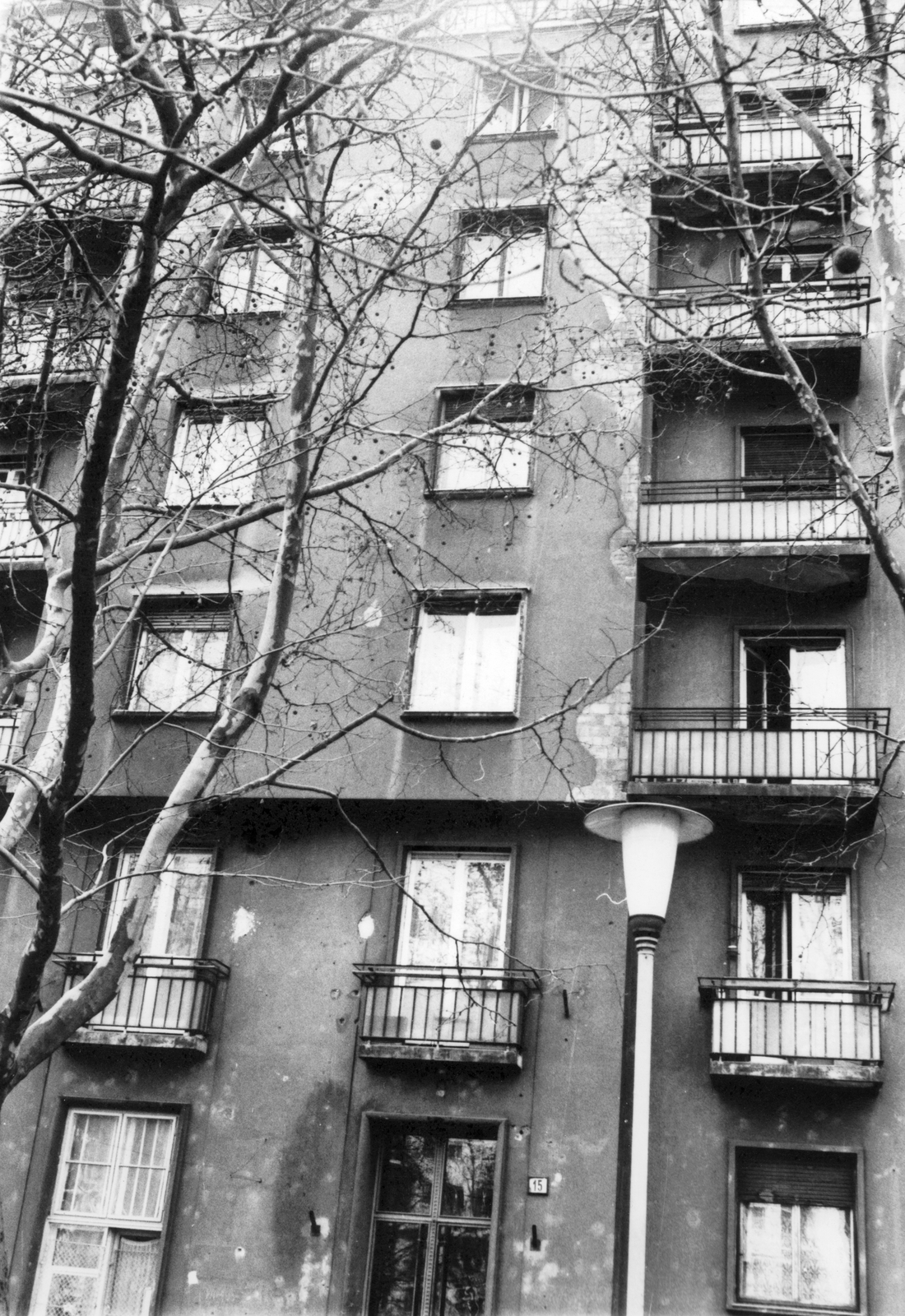 Hungary, Budapest XIII., Szent István park 15., 1975, Angyalföldi Helytörténeti Gyűjtemény, lamp post, damaged building, Budapest, Fortepan #39659