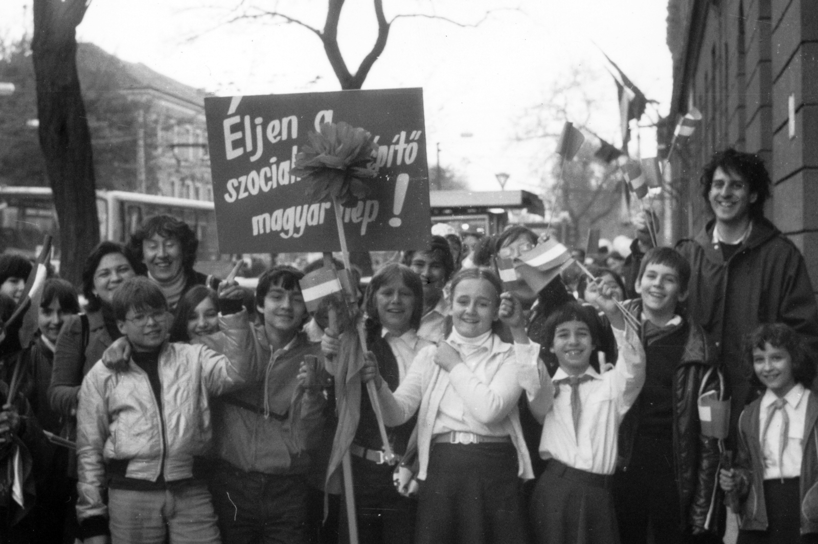 Hungary, Budapest XIII., Lehel utca, háttérben a Dózsa György úti kereszteződés., 1980, Angyalföldi Helytörténeti Gyűjtemény, pioneer, tableau, fun, slogan, board, Budapest, Fortepan #39668