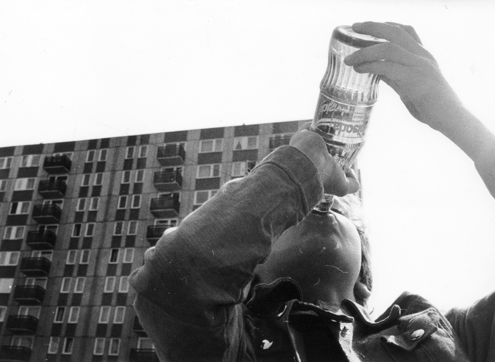 Hungary, Budapest XIII., Madarász Viktor utca 35. a Gyöngyösi sétány felől., 1981, Angyalföldi Helytörténeti Gyűjtemény, bottle, Budapest, refreshments, Fortepan #39673