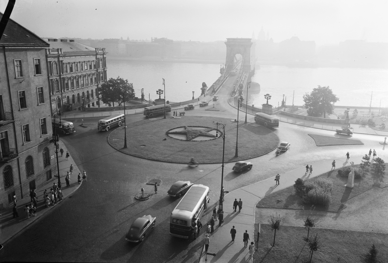 Hungary, Budapest I., Clark Ádám tér., 1954, UVATERV, transport, bridge, traffic, bus, Czechoslovak brand, Tatra-brand, sculpture, street view, genre painting, Ikarus-brand, MÁVAG-brand, bus stop, lamp post, Red Star, csibi lamp, automobile, Danube, Budapest, suspension bridge, William Tierney Clark-design, Fortepan #3968