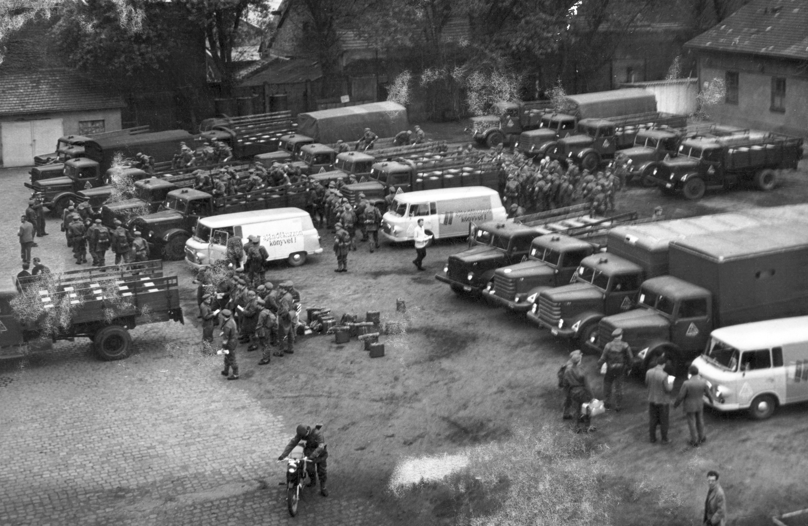 Hungary, Budapest XIII., Teve utca 6-8., a munkásőrség kerületi parancsnokságának udvara. A Kilián György munkásőr zászlóalj harcászati gyakorlatra indul., 1970, Angyalföldi Helytörténeti Gyűjtemény, German brand, Hungarian brand, commercial vehicle, Workers' Militia, Barkas-brand, Csepel-brand, picture, minivan, Budapest, Fortepan #39684