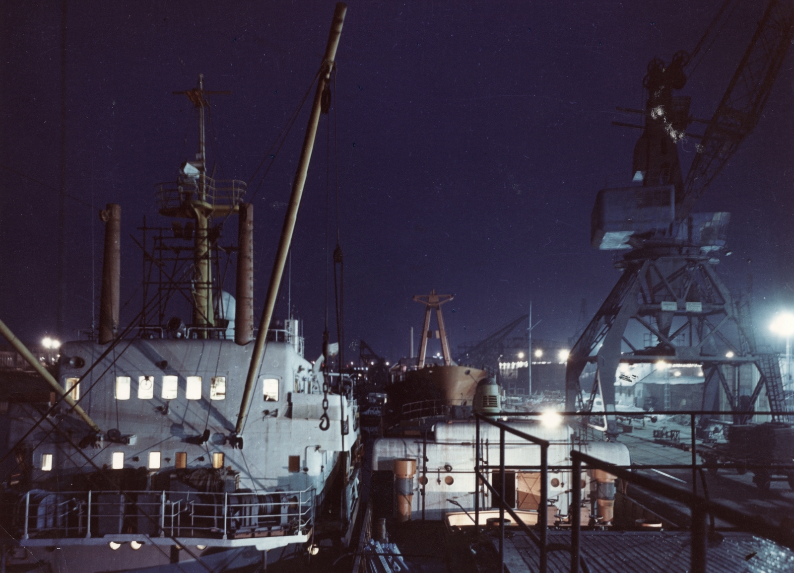 Magyarország, Budapest XIII., Magyar Hajó- és Darugyár Angyalföldi Gyáregysége., 1967, Angyalföldi Helytörténeti Gyűjtemény, hajó, színes, daru, éjszaka, hajógyártás, Budapest, Fortepan #39691