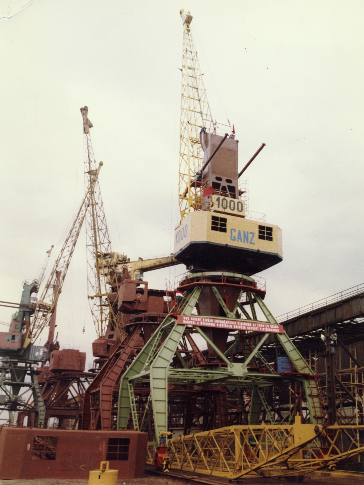 Magyarország, Budapest XIII., Magyar Hajó- és Darugyár Angyalföldi Gyáregysége, az 1000-ik daru elkészülte., 1967, Angyalföldi Helytörténeti Gyűjtemény, színes, daru, gyár, ipar, Ganz-márka, Budapest, Fortepan #39697