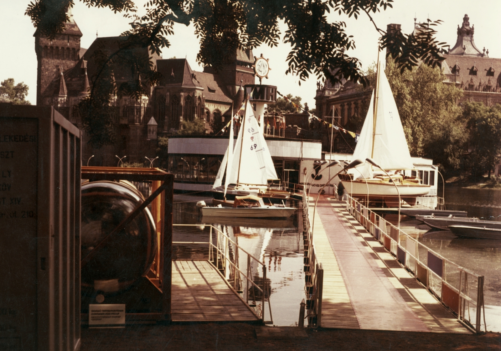 Hungary, Budapest XIV., Magyar Hajó- és Darugyár pavilonja a tavon., 1969, Angyalföldi Helytörténeti Gyűjtemény, sailboat, colorful, motorboat, Budapest, Fortepan #39701