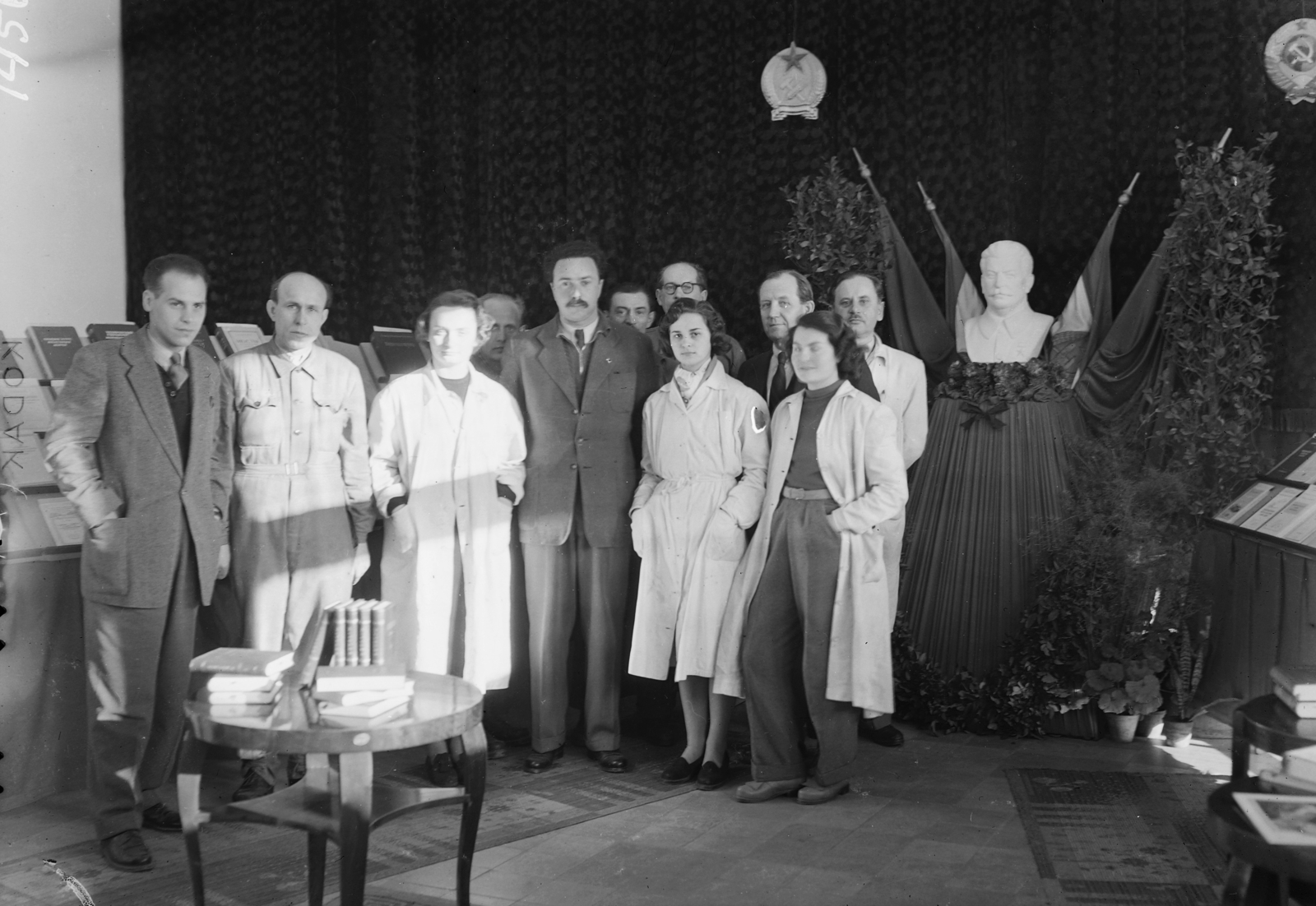 Hungary, Budapest V., Vigadó (Molotov) tér 1., UVATERV-MÉLYÉPTERV székház., 1954, UVATERV, book, sculpture, tableau, crest, table, Joseph Stalin portrayal, Budapest, national emblem, Rákosi crest, Fortepan #3971