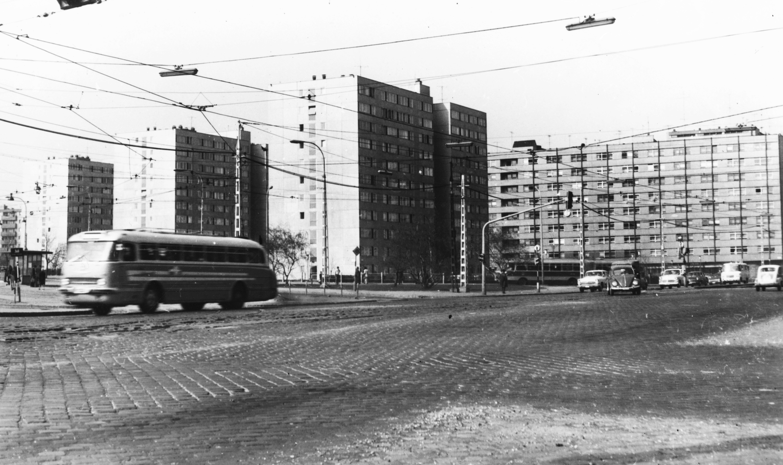 Hungary, Budapest XIII., a Váci út - Róbert Károly körút kereszteződése, lakótelep a Váci út és az Esztergomi út között., 1973, Angyalföldi Helytörténeti Gyűjtemény, bus, Hungarian brand, blocks, street view, Ikarus-brand, cobblestones, automobile, Volkswagen Beetle, Budapest, Fortepan #39718