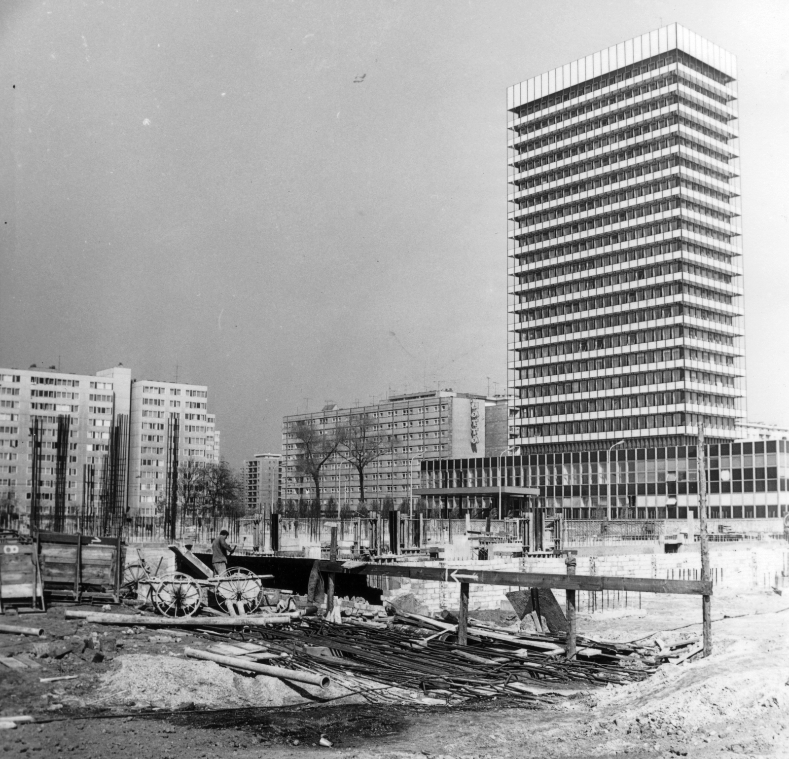 Hungary, Budapest XIII., Róbert Károly körút - Váci út - Teve utca által határolt terület. A kerületi pártház (később Magyar Államkincstár Budapesti és Pest Megyei Igazgatóság) építkezése, háttérben a Váci út házai és a SZOT irodaház (később Nyugdíjfolyósító)., 1978, Angyalföldi Helytörténeti Gyűjtemény, construction, high-rise building, tall house, Budapest, Fortepan #39719