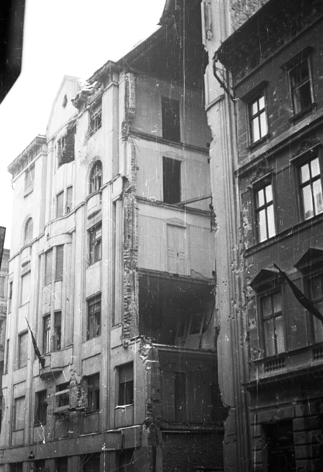 Hungary, Budapest VIII., Baross utca, a romos épület a 46. számú ház., 1956, Nagy Gyula, revolution, Budapest, damaged building, Fortepan #39738