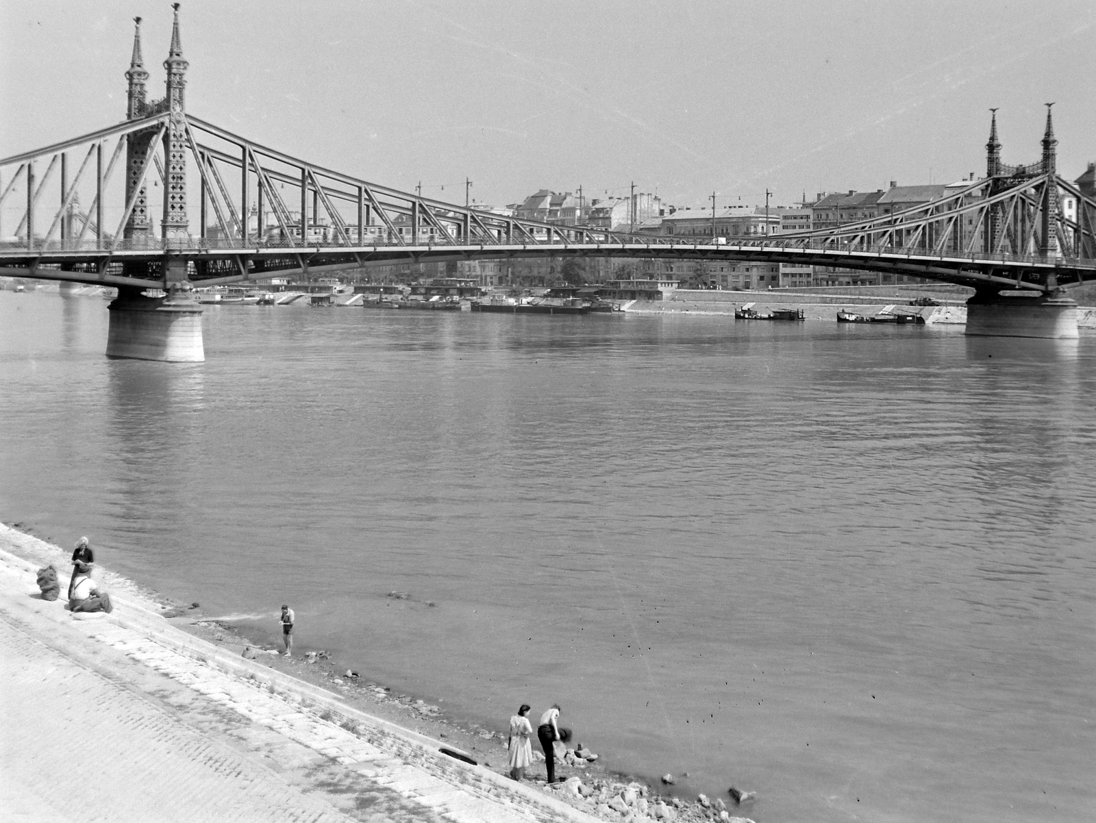 Hungary, Budapest XI., Szabadság híd., 1959, Fortepan, bridge, genre painting, Danube, Budapest, Duna-bridge, János Feketeházy-design, Fortepan #3974