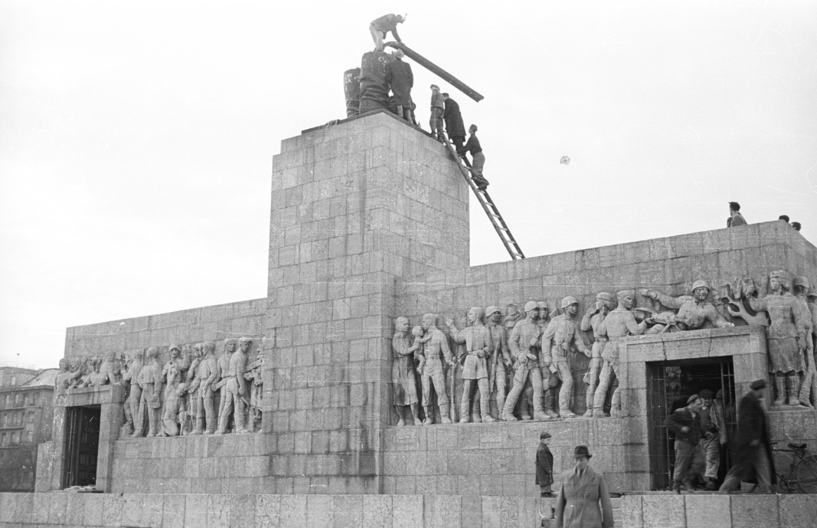 Magyarország, Budapest XIV., Ötvenhatosok tere (Sztálin tér), a Sztálin szobor maradványa., 1956, Nagy Gyula, forradalom, Sztálin ábrázolás, Csizma tér, Budapest, Fortepan #39748