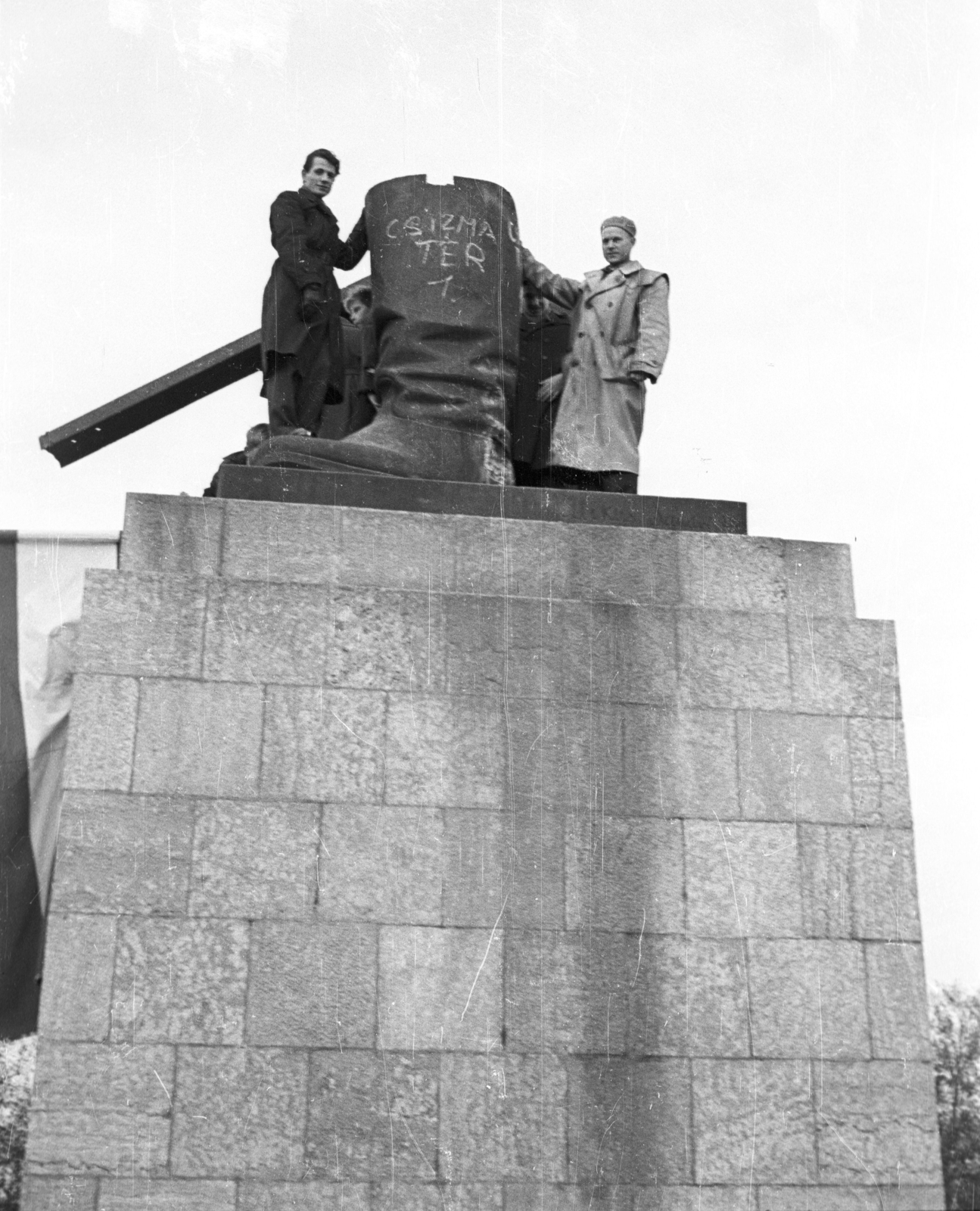 Hungary, Budapest XIV., Ötvenhatosok tere (Sztálin tér), a Sztálin szobor maradványa., 1956, Nagy Gyula, revolution, Joseph Stalin portrayal, Csizma square, Budapest, windbreaker, damaged artefact, Fortepan #39750