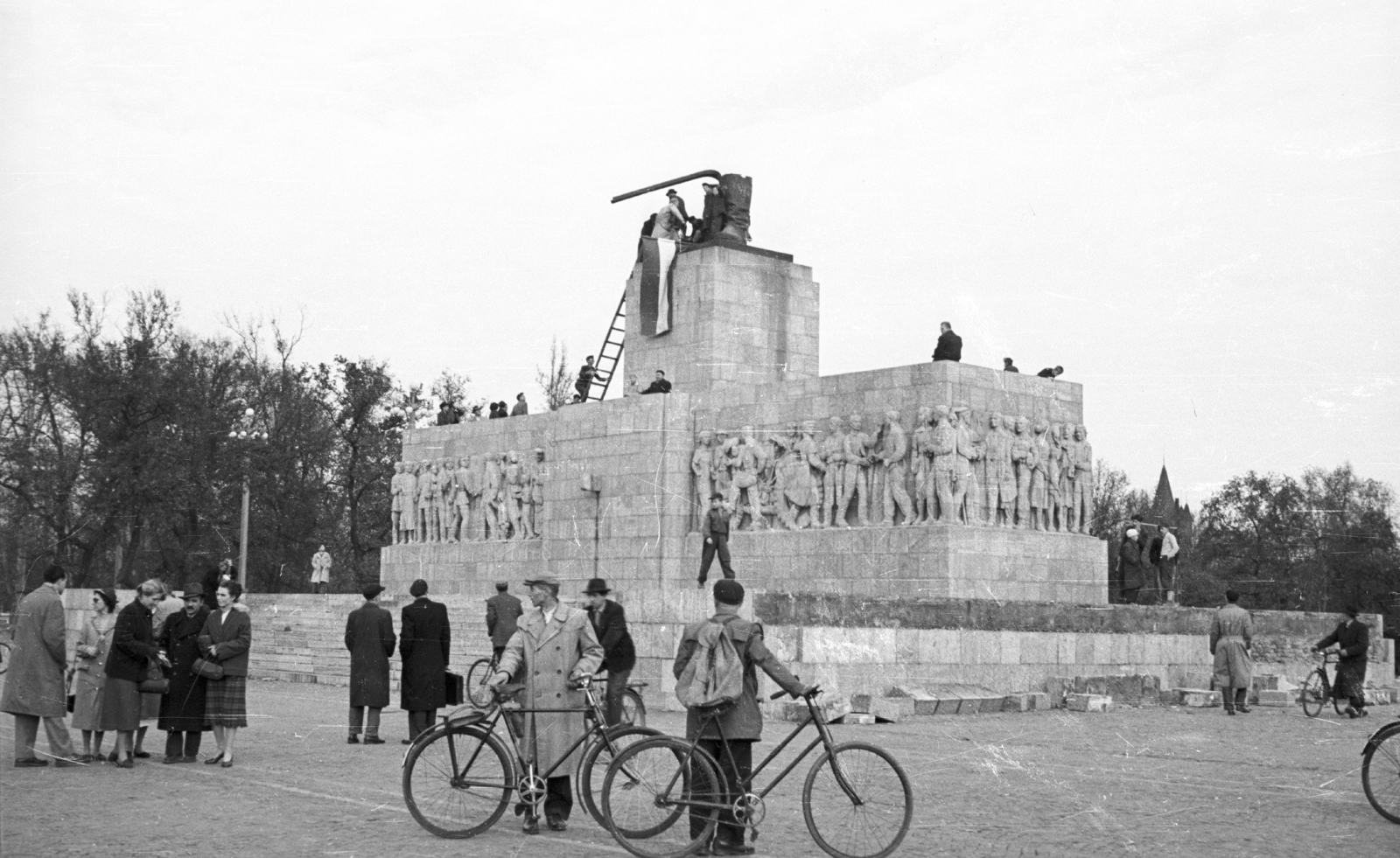 Hungary, Budapest XIV., Ötvenhatosok tere (Sztálin tér), a Sztálin szobor maradványa., 1956, Nagy Gyula, revolution, Joseph Stalin portrayal, Csizma square, Budapest, Fortepan #39751