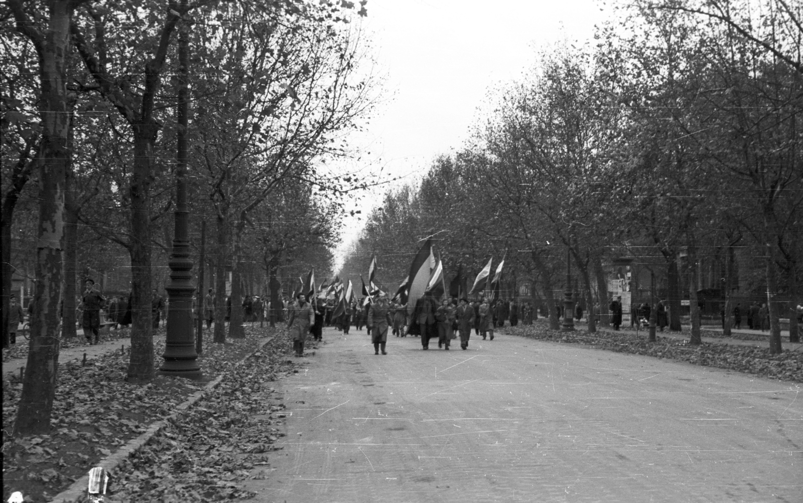 Hungary, Budapest VI., Andrássy (Sztálin) út a Munkácsy Mihály utcai kereszteződésnél. 1956. október 25-e délután, "véres-zászlós" tüntetés., 1956, Nagy Gyula, flag, revolution, Budapest, Fortepan #39755