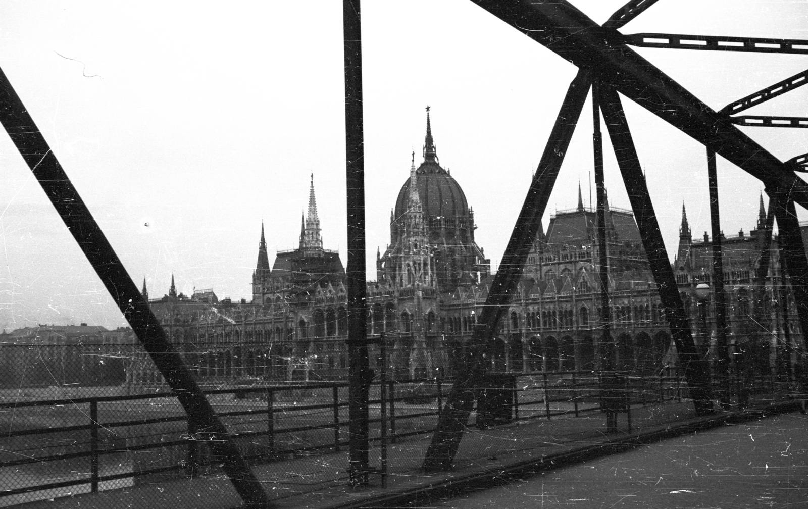 Magyarország, Budapest V., Országház a Kossuth hídról nézve., 1956, Nagy Gyula, Kossuth híd, Steindl Imre-terv, országház, neogótika, eklektikus építészet, Budapest, Fortepan #39762