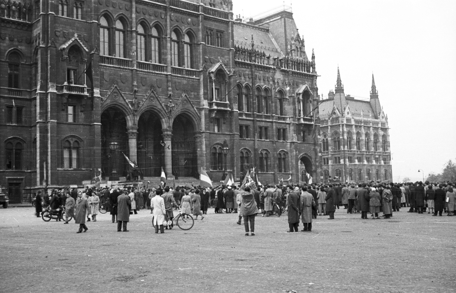 Hungary, Budapest V., Kossuth Lajos tér, Országház., 1956, Nagy Gyula, bicycle, flag, revolution, motorcycle, Imre Steindl-design, parliament, Neo-Gothic-style, eclectic architecture, Budapest, Fortepan #39767