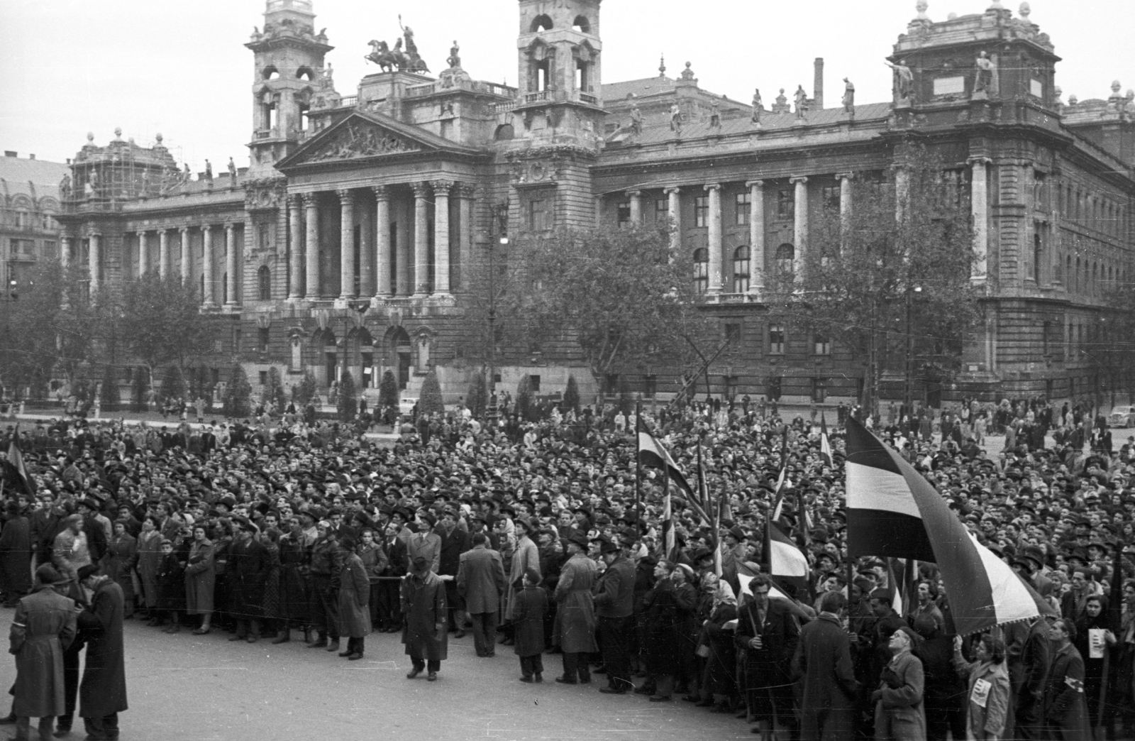 Hungary, Budapest V., Kossuth Lajos tér, háttérben az Igazságügyi Palota (ekkor a Magyar és Nemzetközi Munkásmozgalom Történeti Múzeuma)., 1956, Nagy Gyula, flag, revolution, march, Alajos Hauszmann-design, strike, eclectic architecture, Budapest, Fortepan #39768