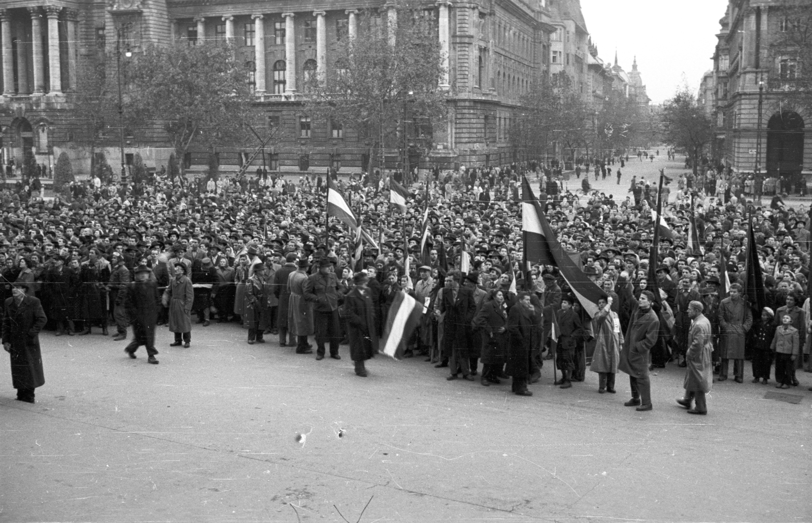 Hungary, Budapest V., Kossuth Lajos tér az Alkotmány utca felé nézve., 1956, Nagy Gyula, flag, revolution, strike, Budapest, Fortepan #39769
