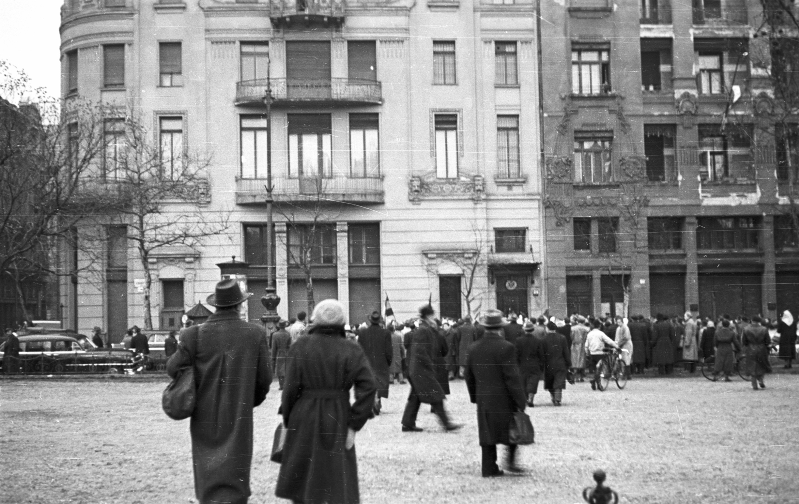 Hungary, Budapest V., Szabadság tér, szemben az Amerikai Egyesült Államok nagykövetsége, 1956. október 25-e délután, "véres-zászlós" tüntetés., 1956, Nagy Gyula, revolution, Budapest, Fortepan #39786