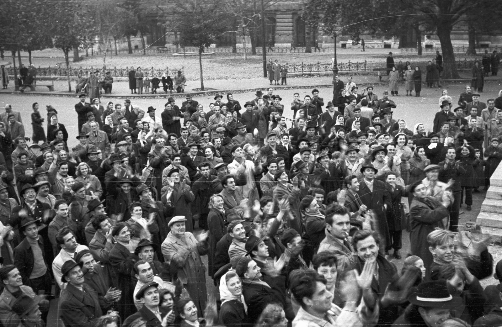 Magyarország, Budapest V., Szabadság tér, szovjet hősi emlékmű, jelképek eltávolítása., 1956, Nagy Gyula, tömeg, forradalom, taps, Budapest, Fortepan #39790