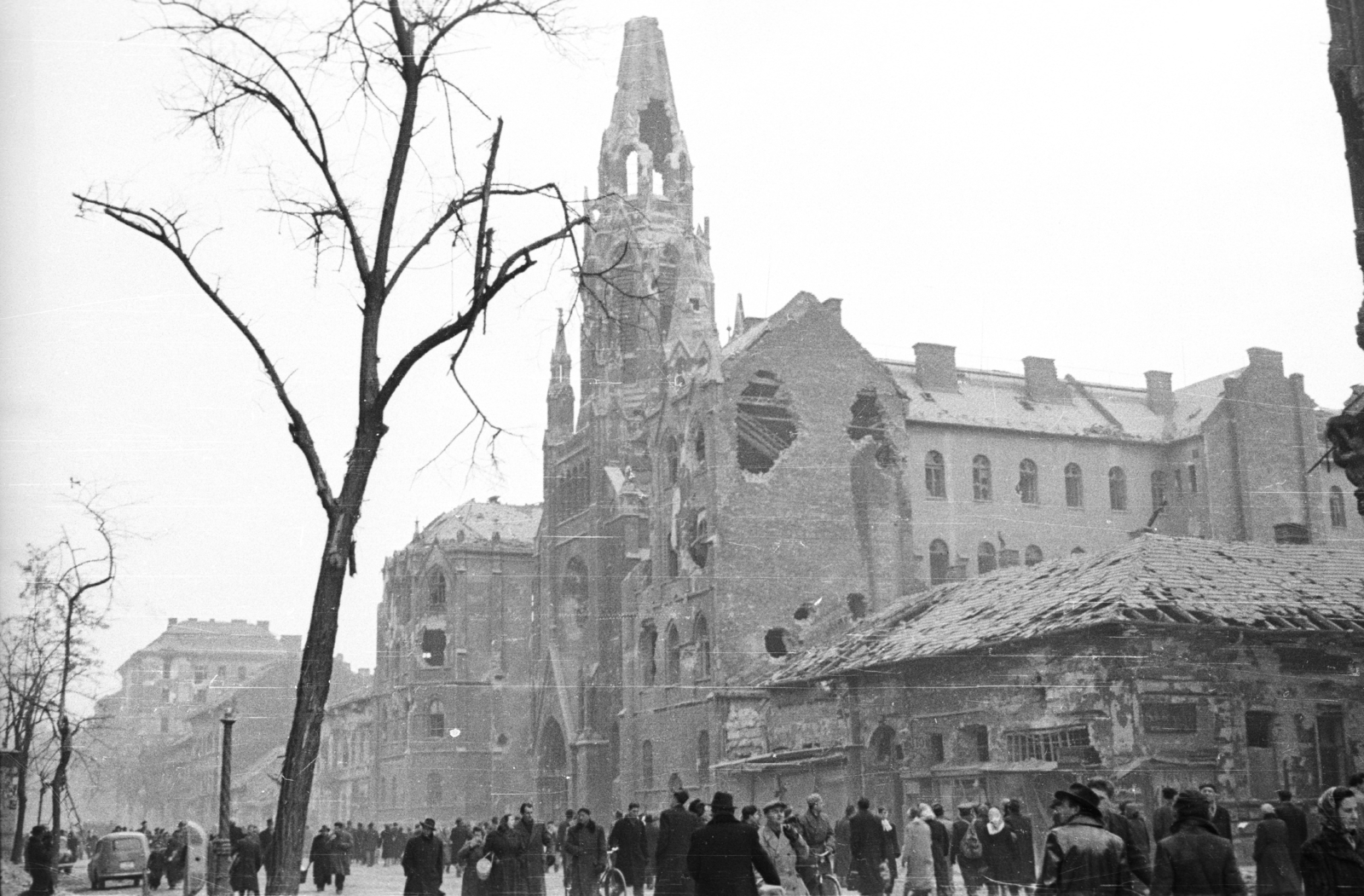 Hungary, Budapest IX., Üllői út, Örökimádás templom, jobbra a Bokréta utca torkolata., 1956, Nagy Gyula, church, war damage, revolution, ruins, Budapest, Fortepan #39801