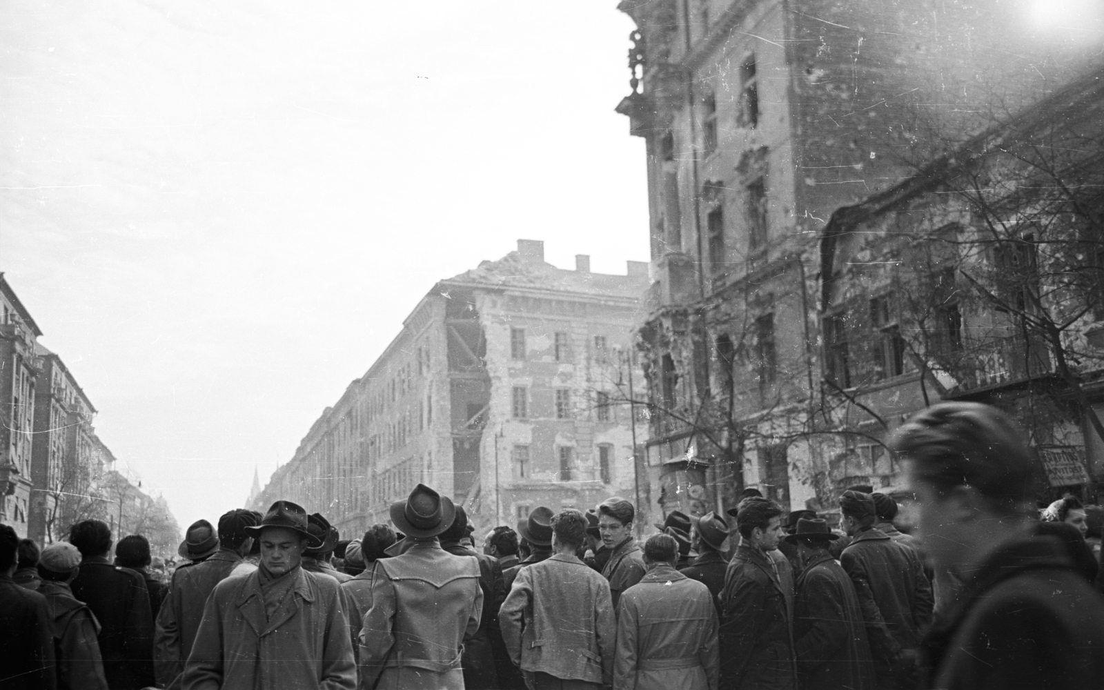 Magyarország, Budapest VIII.,Budapest IX., Üllői út a nagykörúti kereszteződésnél, háttérben a Kilián laktanya, jobbra a lerombolt Ferenc körút 46. sz épület., 1956, Nagy Gyula, háborús kár, tömeg, forradalom, Budapest, épületkár, Fortepan #39804