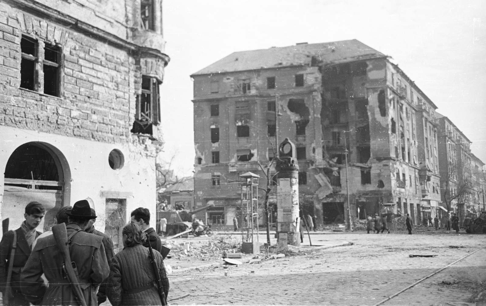 Hungary, Budapest VIII., Üllői út - József körút kereszteződése, balra szemben a Corvin (Kisfaludy) köz., 1956, Nagy Gyula, war damage, Soviet brand, revolution, ad pillar, weapon, gun, combat vehicle, ISU-152 assault gun, Budapest, damaged building, Fortepan #39808