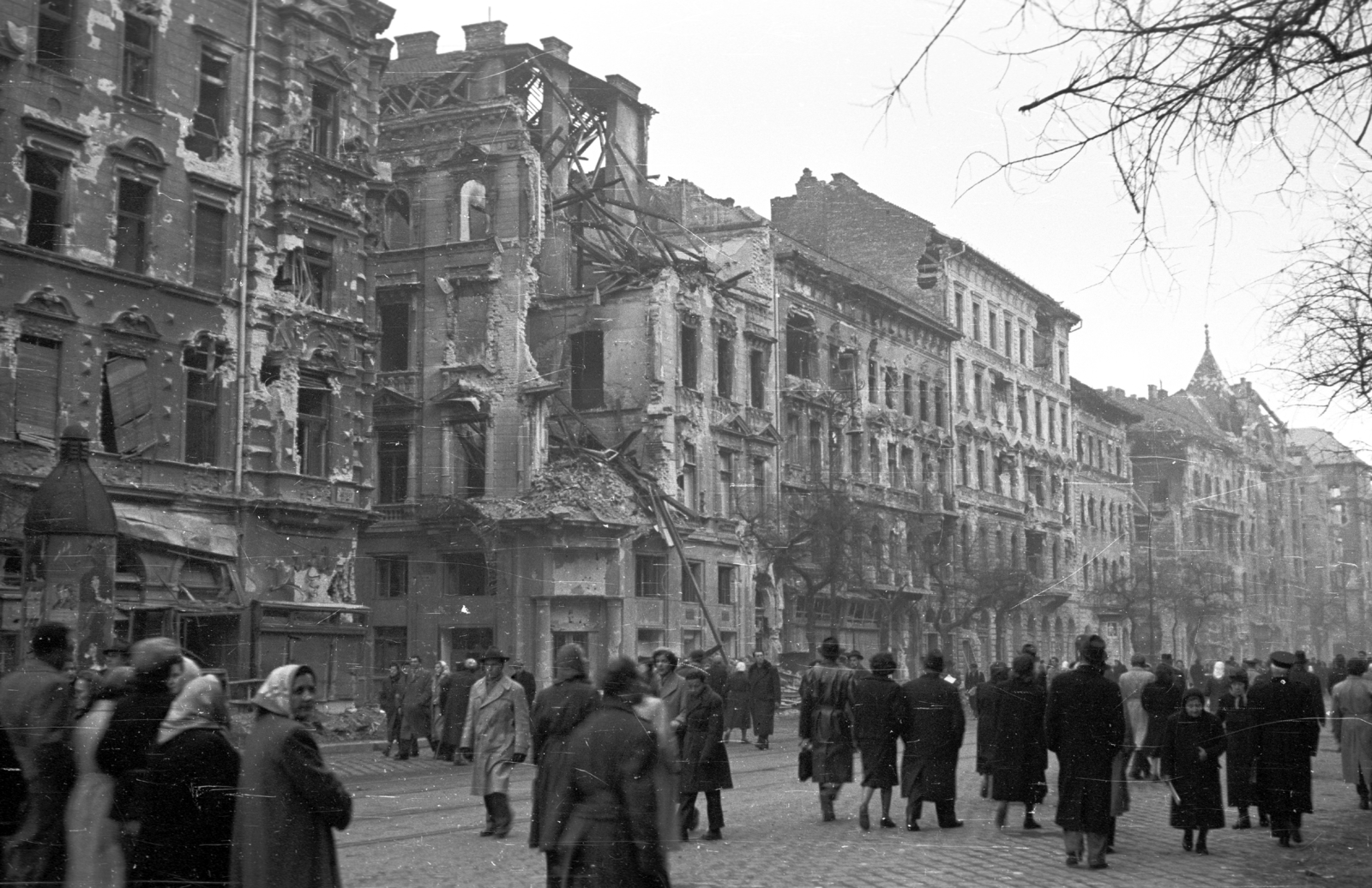 Hungary, Budapest VIII., József körút a Baross utca felől az Üllői út felé nézve, balra a Nap utca torkolata., 1956, Nagy Gyula, war damage, revolution, ruins, Budapest, pedestrian, damaged building, Fortepan #39812