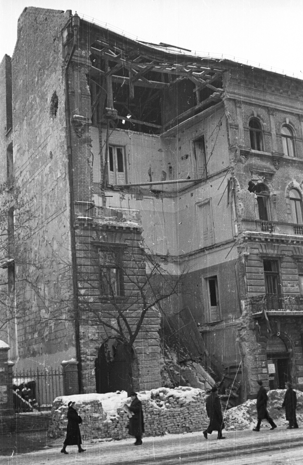 Hungary, Budapest IX., Üllői út 91/b., 1956, Nagy Gyula, winter, snow, war damage, revolution, Budapest, damaged building, Fortepan #39813