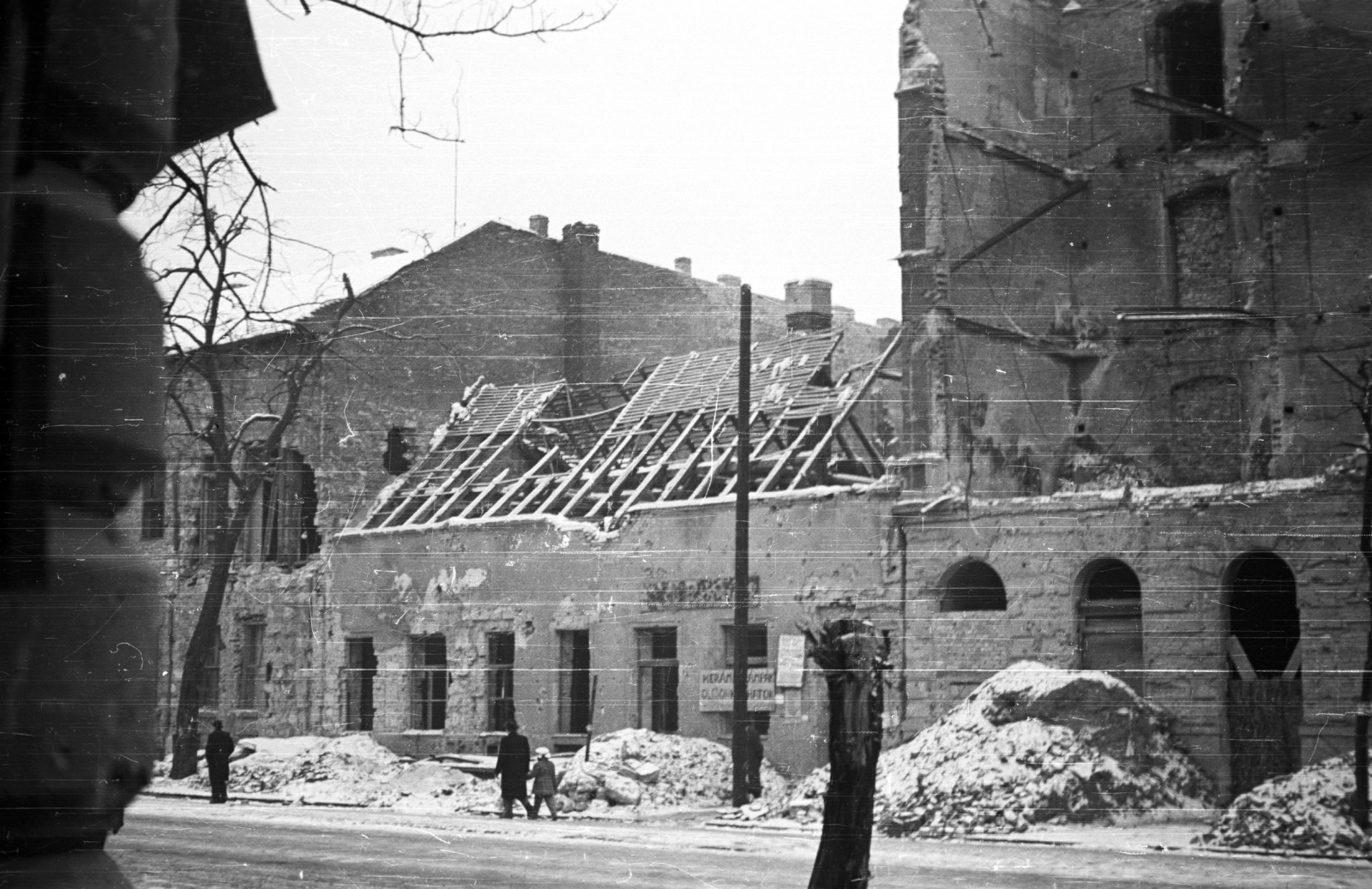 Hungary, Budapest VIII., Üllői út, középen a 62 sz., 1956, Nagy Gyula, winter, snow, war damage, revolution, ruins, Budapest, damaged building, Fortepan #39817