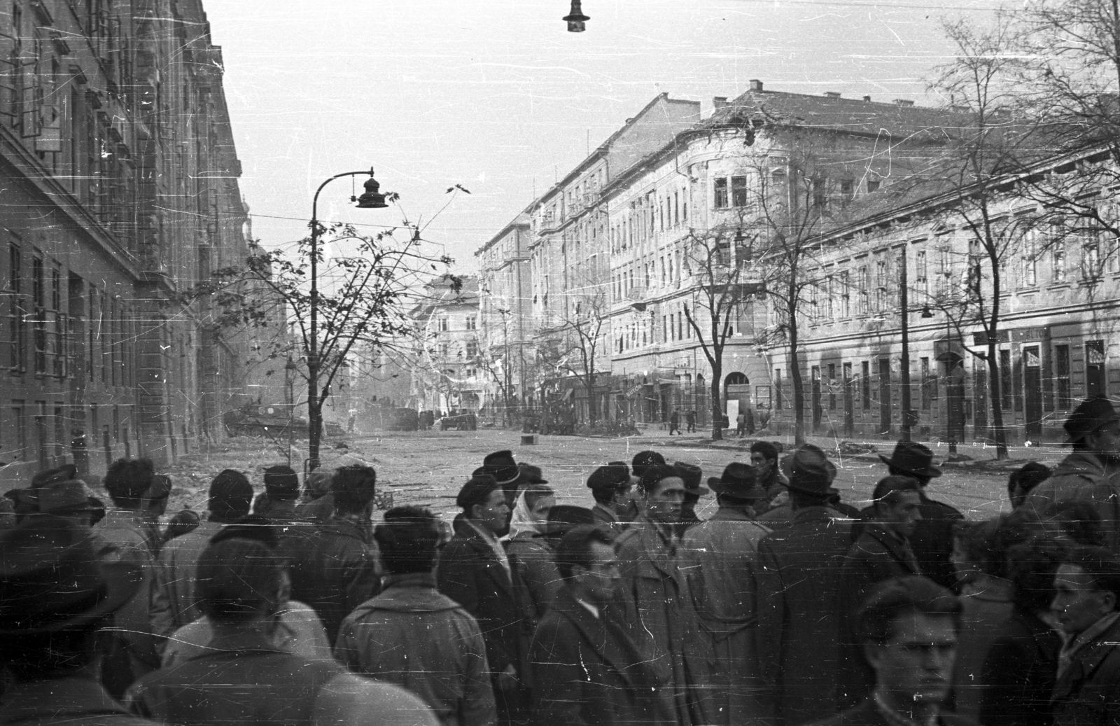 Hungary, Budapest VIII.,Budapest IX., Üllői út a Nagykörút felé nézve, balra a Kilián laktanya, jobbra a Kisfaludy utca torkolata., 1956, Nagy Gyula, war damage, Soviet brand, mass, revolution, tank, lamp post, untitled, Budapest, damaged building, Fortepan #39824