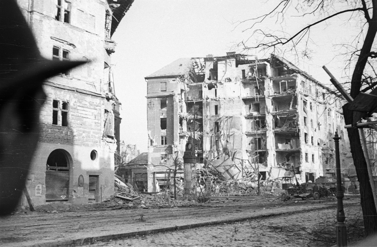 Hungary, Budapest VIII., Üllői út - József körút kereszteződés, balra szemben a Corvin (Kisfaludy) köz., 1956, Nagy Gyula, war damage, poster, Soviet brand, revolution, tank, ad pillar, ruins, untitled, autocannon, Budapest, damaged building, Fortepan #39832