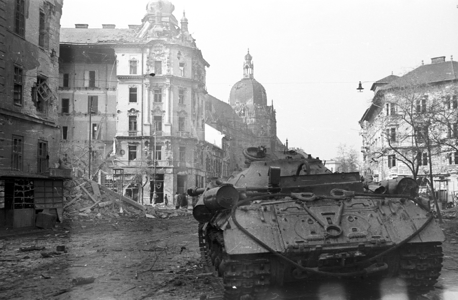 Hungary, Budapest VIII.,Budapest IX., Üllői út, kilőtt ISZ-3 nehézharckocsi a Nagykörút kereszteződése közelében. Szemben a Ferenc körút 46. számú épület, távolabb az Iparművészeti Múzeum., 1956, Nagy Gyula, war damage, Soviet brand, revolution, tank, Secession, wreck, museum, ruins, Ödön Lechner-design, tower, IS-3 tank, Budapest, Art Nouveau architecture, Gyula Pártos-design, damaged building, Fortepan #39833