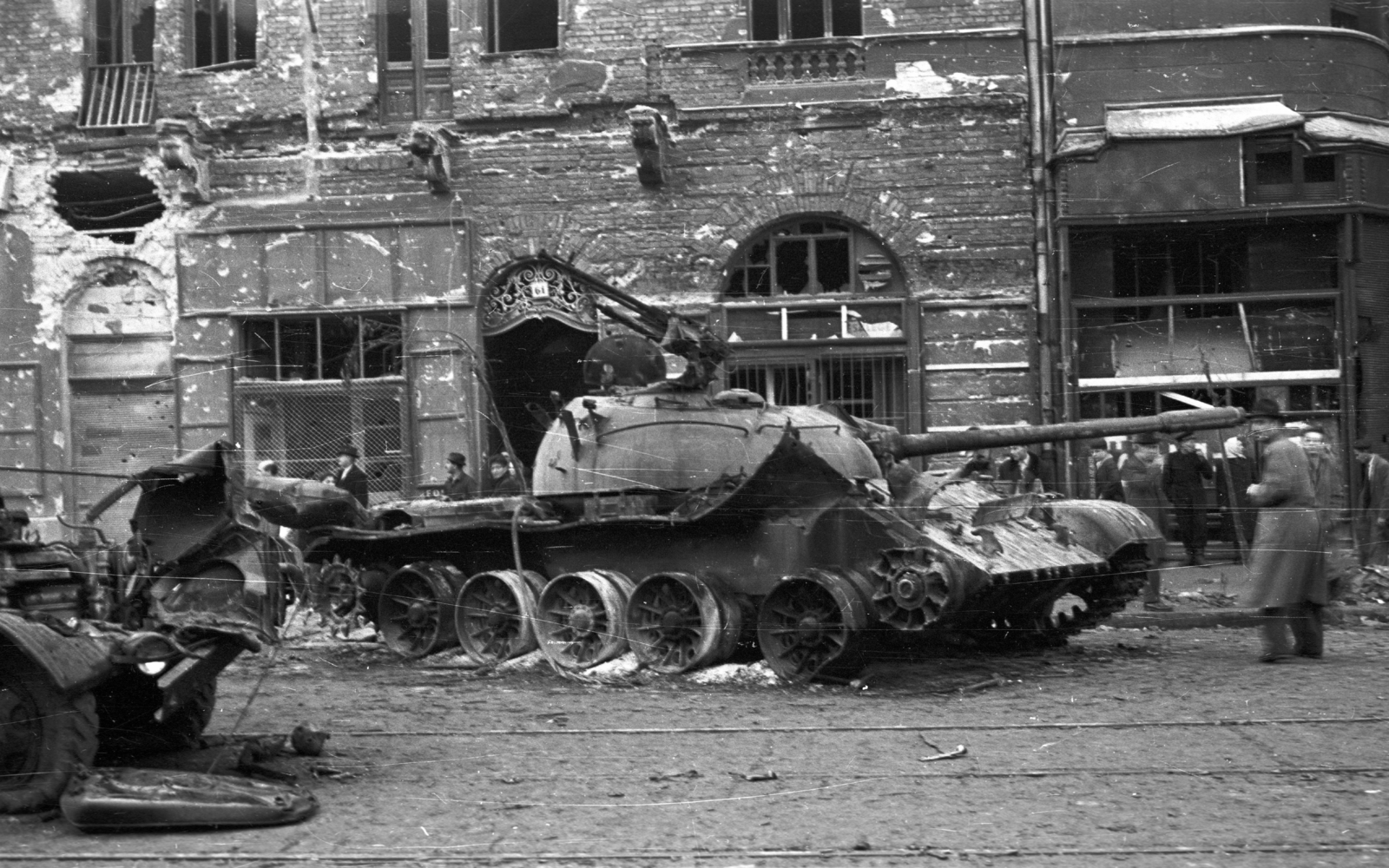 Hungary, Budapest IX., Üllői út 61. T-54-es harckocsi., 1956, Nagy Gyula, war damage, Soviet brand, revolution, tank, commercial vehicle, wreck, damaged building, Budapest, Fortepan #39837