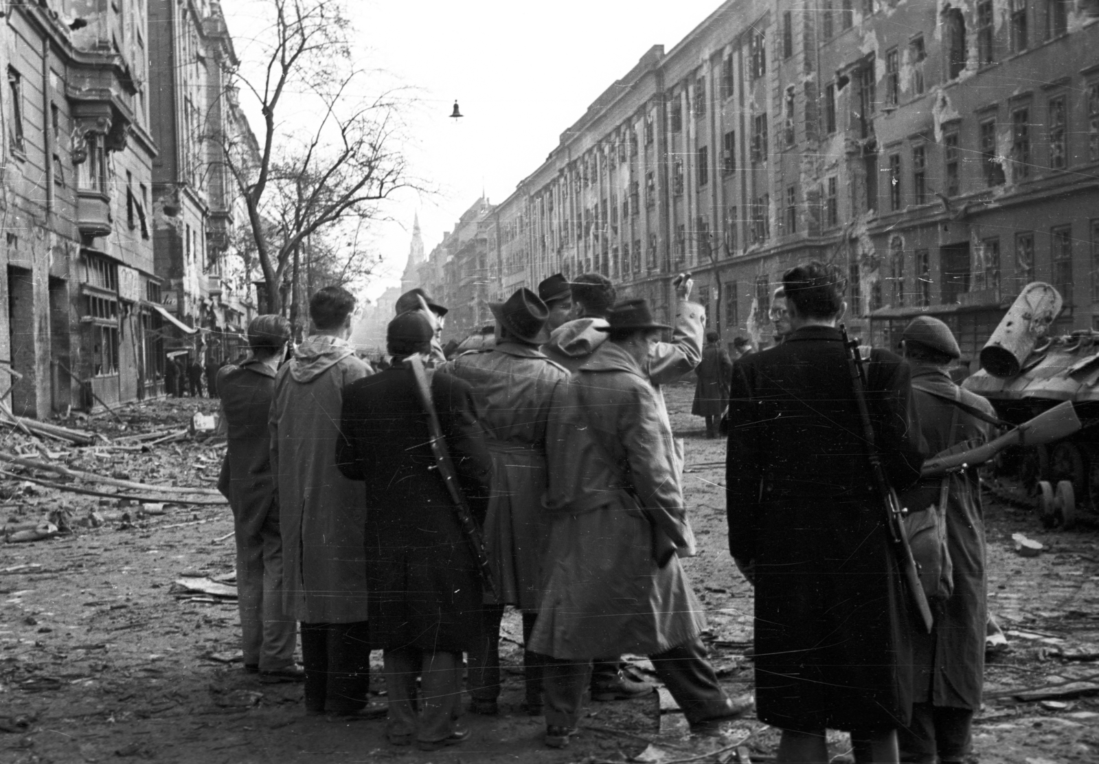 Hungary, Budapest VIII.,Budapest IX., Üllői út a Nagykörút felől a Nagyvárad tér felé nézve, jobbra a Kilián laktanya. Fegyveres forradalmárok egy csoportja., 1956, Nagy Gyula, war damage, revolution, wreck, weapon, gun, Mosin-Nagant-brand, Budapest, damaged building, Fortepan #39844