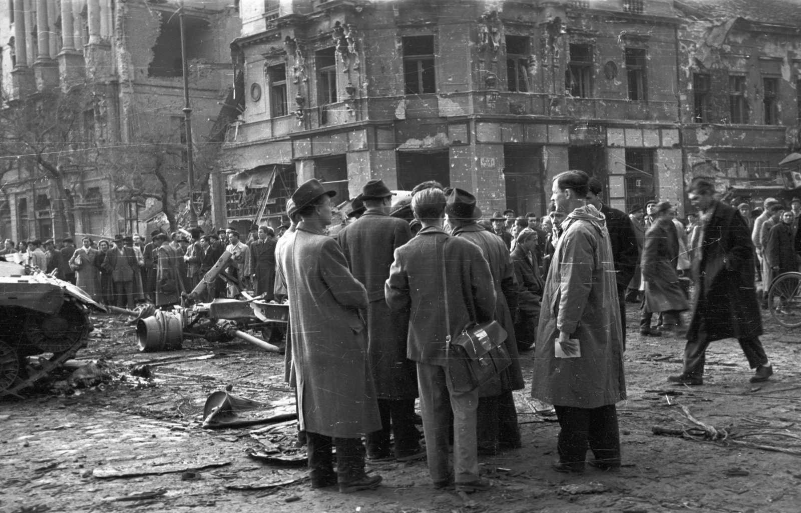 Hungary, Budapest IX., Ferenc körút - Üllői út sarok. Ferenc körút 46., 1956, Nagy Gyula, war damage, mass, revolution, wreck, Budapest, damaged building, Fortepan #39845
