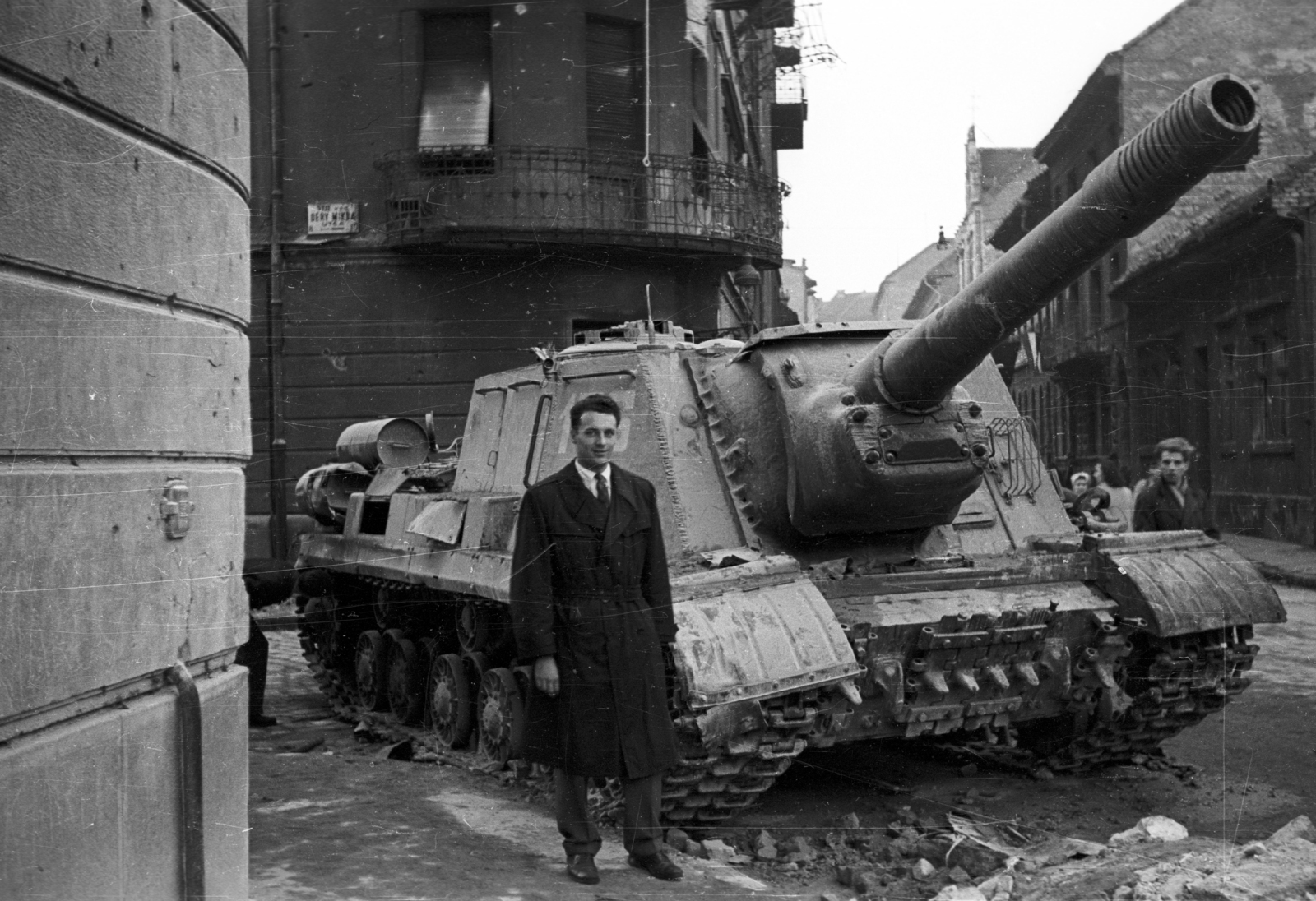 Hungary, Budapest VIII., Fecske (Lévai Oszkár) utca a Déri Miksa utcai kereszteződésnél. Harcképtelenné tett ISZU-152-es szovjet rohamlöveg., 1956, Nagy Gyula, Soviet brand, revolution, wreck, combat vehicle, ISU-152 assault gun, Budapest, Best of, Fortepan #39847