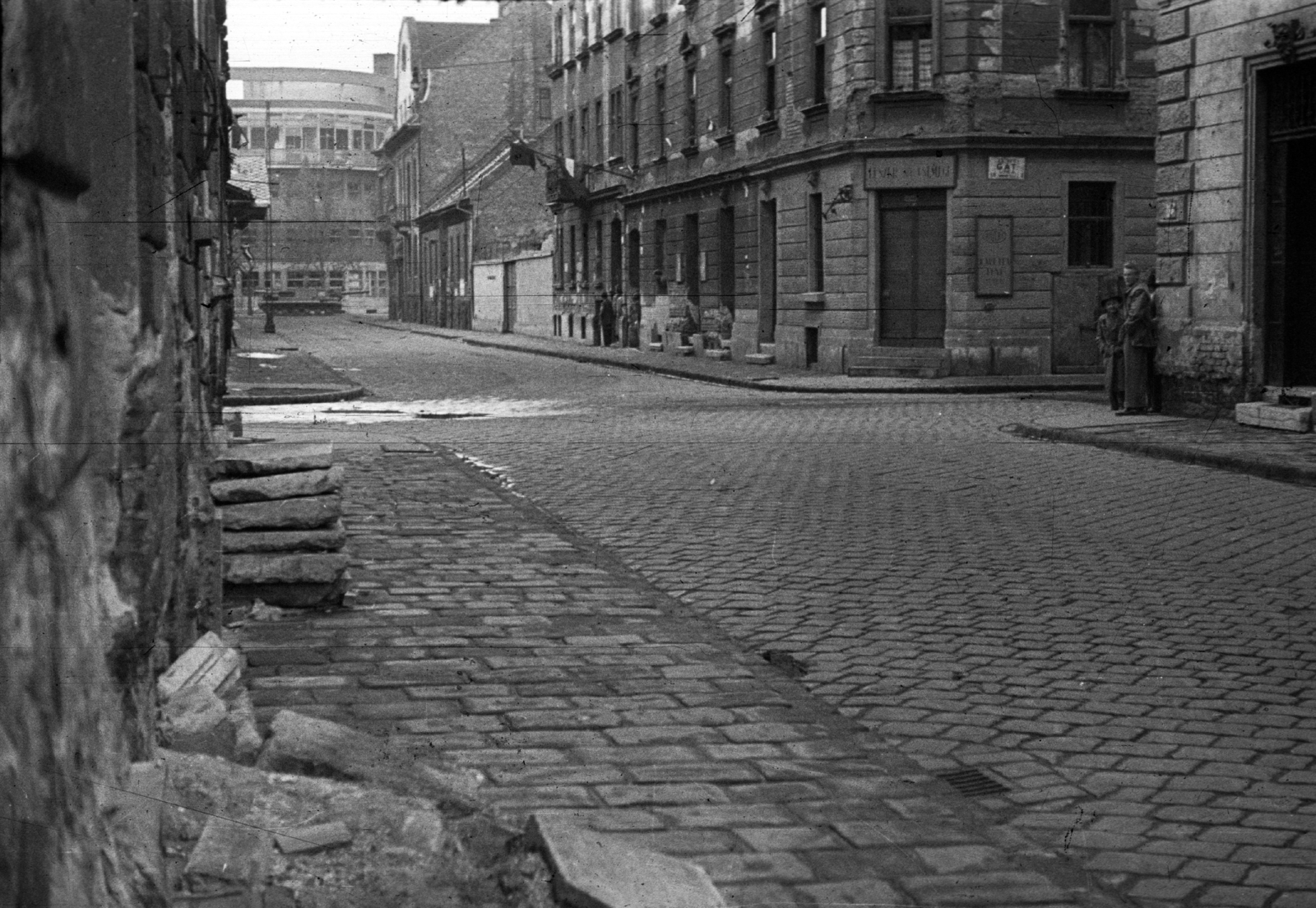 Magyarország, Budapest IX., Lenhossék utca a Gát utcai kereszteződésnél a Mester utca felé nézve., 1956, Nagy Gyula, zászló, szovjet gyártmány, forradalom, utcakép, harcjármű, ISZU-152 rohamlöveg, Budapest, kockakő, Fortepan #39852