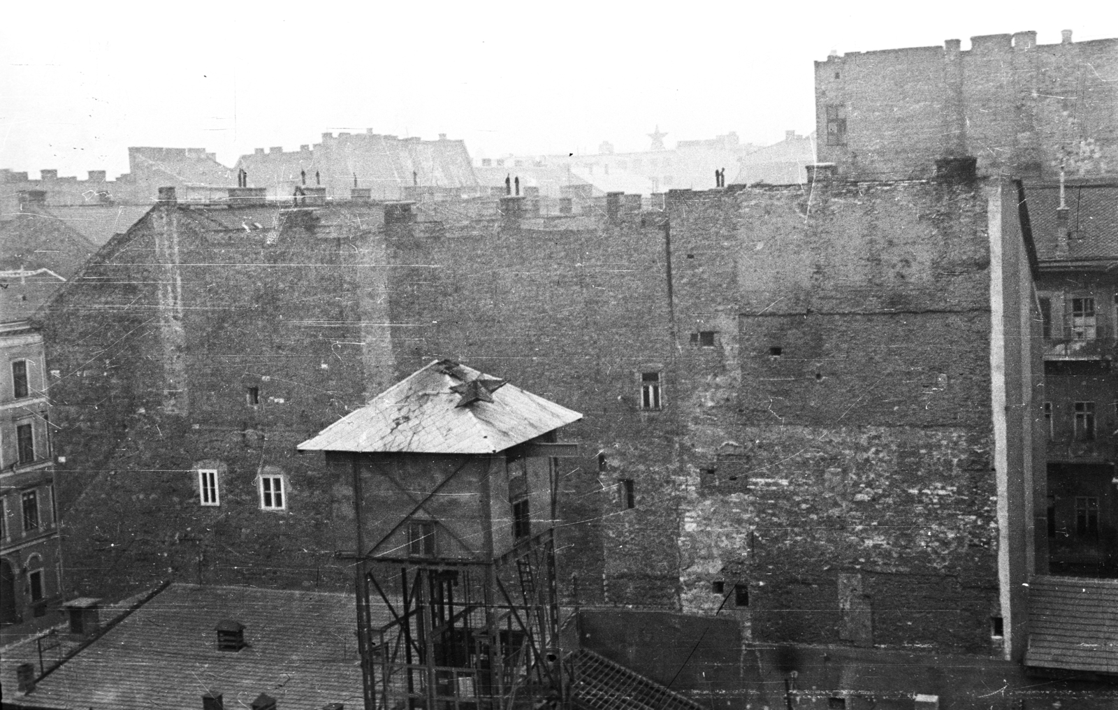 Hungary, Budapest V., a metróépítés felvonótornya a Szent István térnél, a Sas (Guszev) utca és a Hercegprímás (Alpári Gyula) utca között., 1956, Nagy Gyula, revolution, picture, Red Star, destruction of symbols, tower, subway construction, Budapest, Fortepan #39855