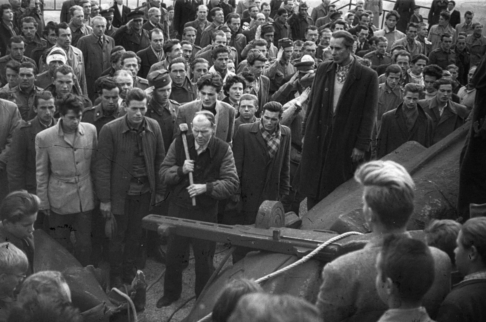 Hungary, Budapest XI., a Felszabadulási Emlékmű (Kisfaludi Strobl Zsigmond) ledöntött mellékalakja a "Felszabadító szovjet katona"., 1956, Nagy Gyula, revolution, sculpture, soldier, destruction of symbols, rope, Budapest, standing on a sculpture, Fortepan #39862