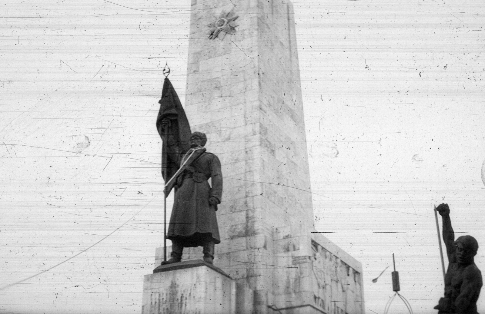 Hungary, Budapest XI., a Felszabadulási Emlékmű (Kisfaludi Strobl Zsigmond) "Felszabadító szovjet katona" mellékalakjának ledöntése., 1956, Nagy Gyula, revolution, sculpture, crest, soldier, destruction of symbols, Budapest, Zsigmond Kisfaludi Strobl-design, Fortepan #39867