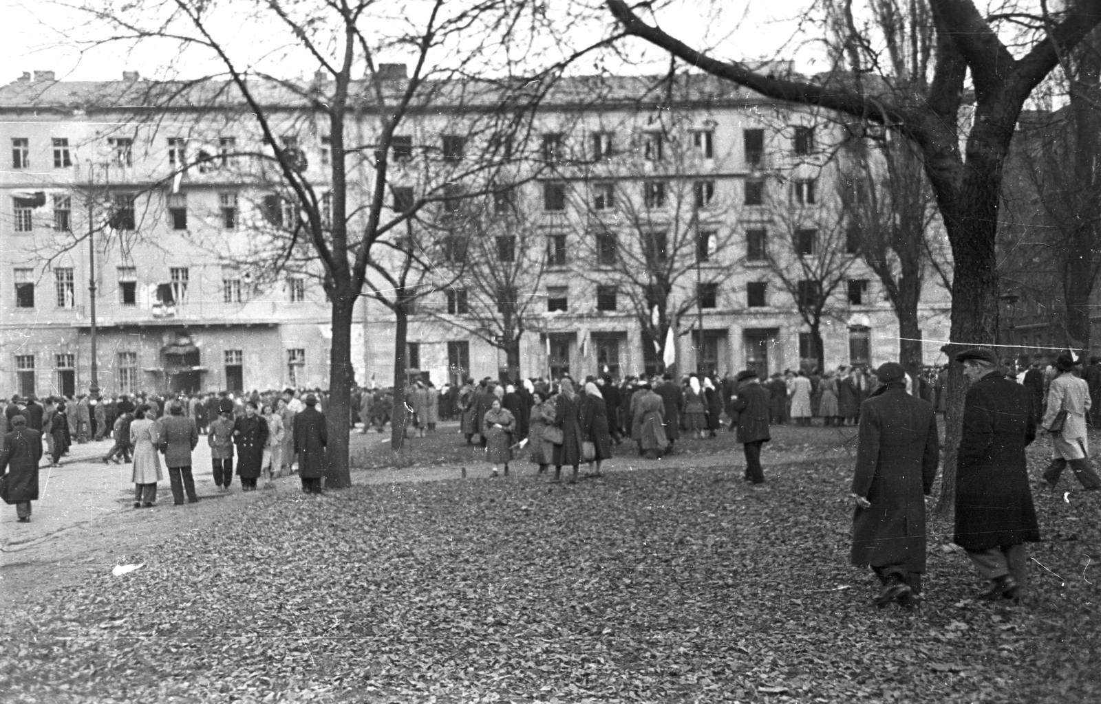 Magyarország, Budapest VIII., II. János Pál pápa (Köztársaság) tér, MDP Budapesti Pártbizottságának székháza., 1956, Nagy Gyula, háborús kár, tömeg, forradalom, Budapest, Fortepan #39875