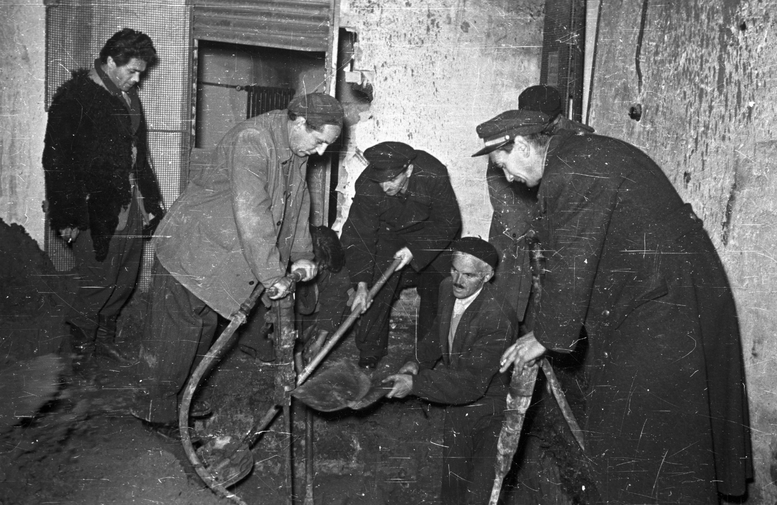 Hungary, Budapest VIII., II. János Pál (Köztársaság) tér, a pártházhoz kötődő feltételezett kazamaták keresése., 1956, Nagy Gyula, revolution, interior, work, tool, Budapest, Fortepan #39878