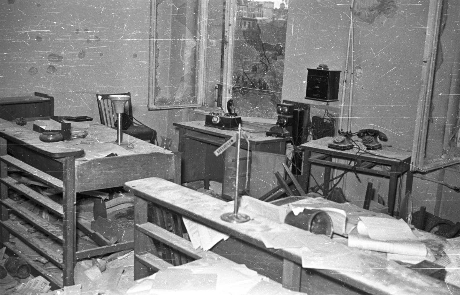 Hungary, Budapest VIII., II. János Pál pápa (Köztársaság) tér 27., a Magyar Dolgozók Pártja (MDP) VIII. kerületi pártbizottságának székházának egyik irodája., 1956, Nagy Gyula, war damage, revolution, telephone, interior, Budapest, damaged building, Fortepan #39880