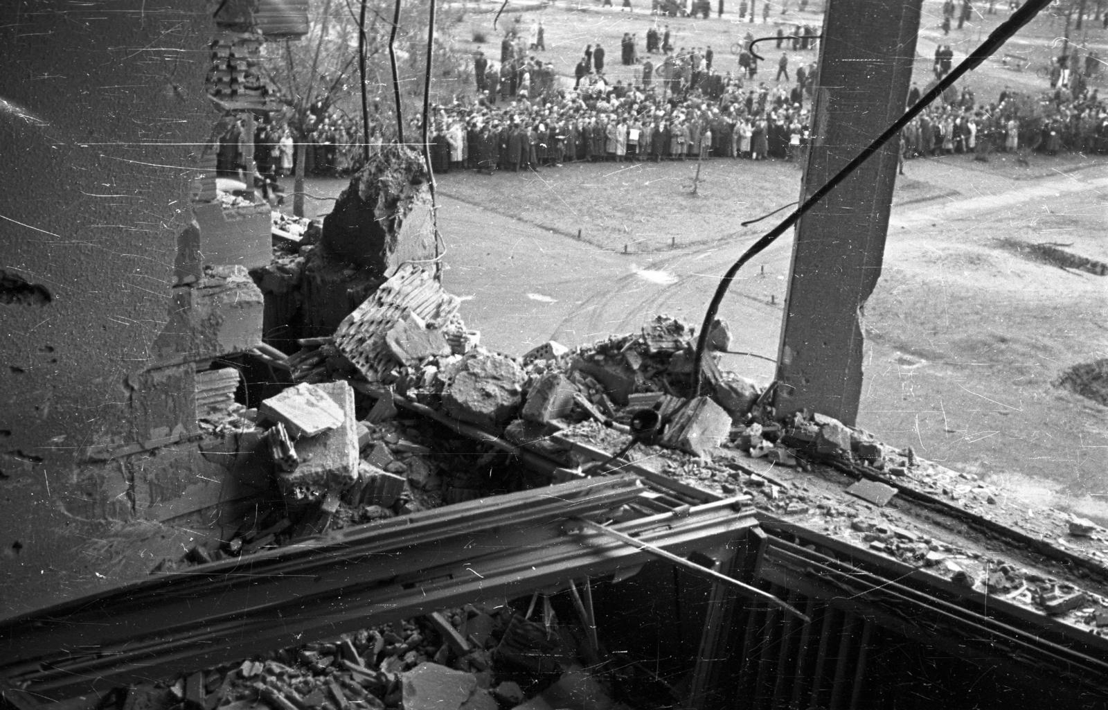 Magyarország, Budapest VIII., II. János Pál pápa (Köztársaság) tér, kilátás a pártház ablakából., 1956, Nagy Gyula, háborús kár, tömeg, forradalom, látkép, Budapest, épületkár, Fortepan #39881