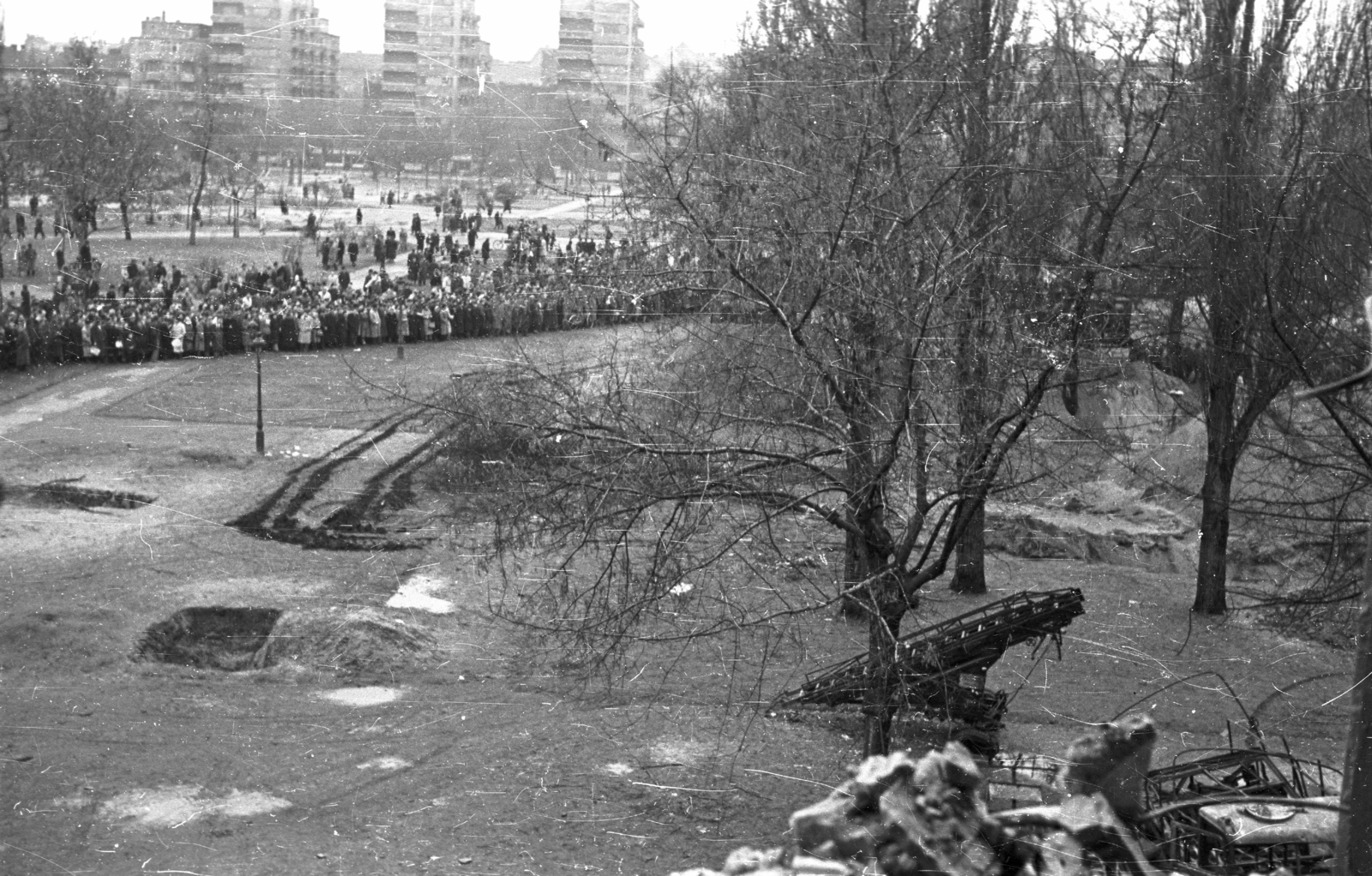 Magyarország, Budapest VIII., II. János Pál (Köztársaság) tér, a pártházhoz kötődő feltételezett kazamaták keresése., 1956, Nagy Gyula, tömeg, forradalom, látkép, Budapest, Fortepan #39882