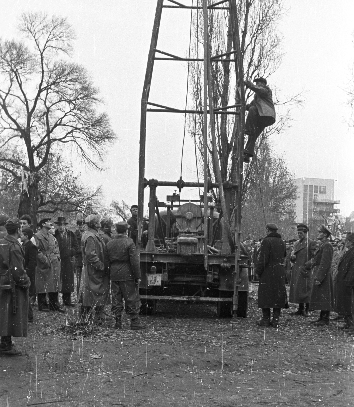 Magyarország, Budapest VIII., II. János Pál (Köztársaság) tér, a pártházhoz kötődő feltételezett kazamaták keresése., 1956, Nagy Gyula, forradalom, munkagép, rendszám, Budapest, Fortepan #39884