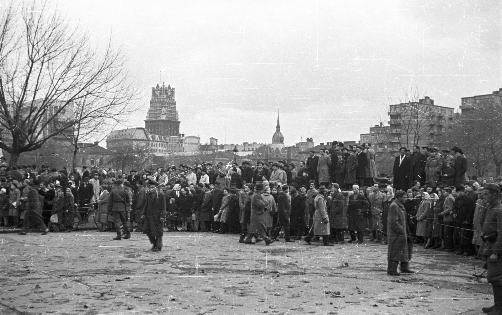 Hungary, Budapest VIII., II. János Pál pápa (Köztársaság) tér, háttérben a Baleseti Intézet és az OTI székház tornya. Nézelődők a a pártházhoz kötődő feltételezett kazamaták keresése idején., 1956, Nagy Gyula, mass, revolution, tower, Budapest, Fortepan #39888