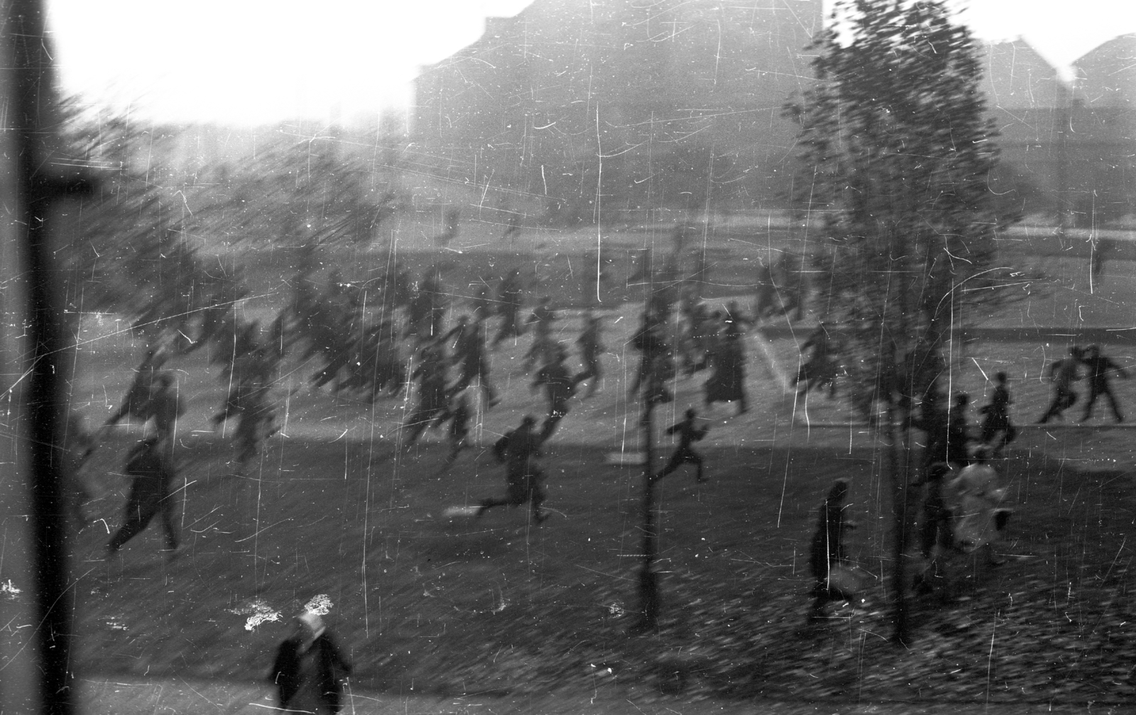 Magyarország, Budapest VIII., Teleki László tér, szemben a Dobozi utca sarkán álló épület., 1956, Nagy Gyula, forradalom, sokaság, futás, menekülés, Budapest, Fortepan #39891