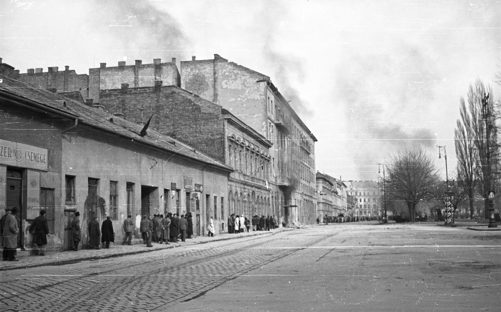 Hungary, Budapest VIII., II. János Pál pápa (Köztársaság) tér a Luther utca felől a MDP Budapesti Pártbizottságának székháza felé nézve., 1956, Nagy Gyula, sign-board, Party Headquarters, revolution, siege, smoke, Budapest, Fortepan #39900